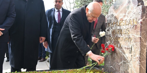 Bahçeli'den Türkeş'in kabrine ziyaret