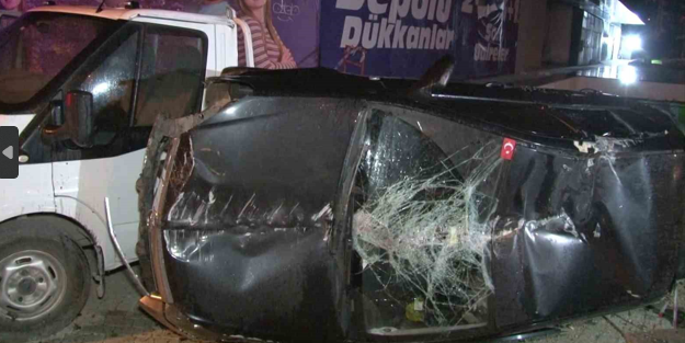 Bahçelievler E-5 Karayolu’nda otomobil, otobüs durağına çarparak takla attı
