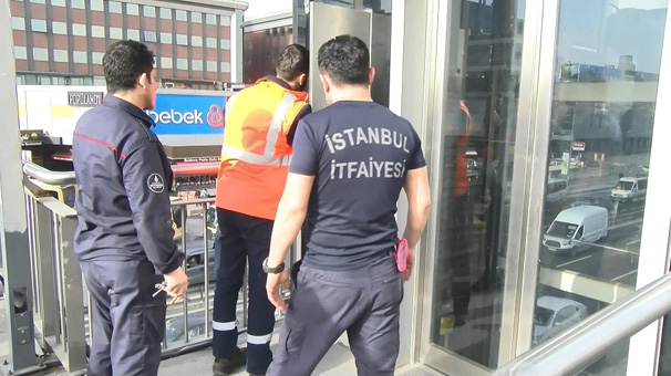 Bahçelievler Metrobüs durağında asansörde mahsur kaldılar