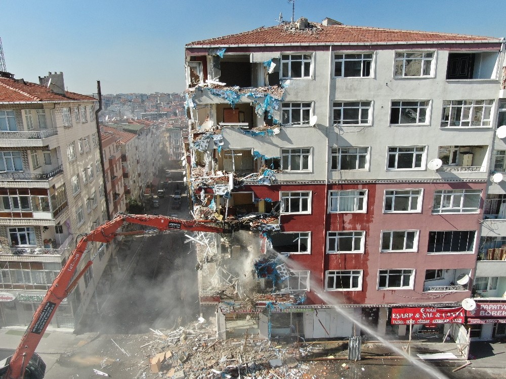 Bahçelievler’de ağır hasarlı binaların yıkılmasına başlandı 