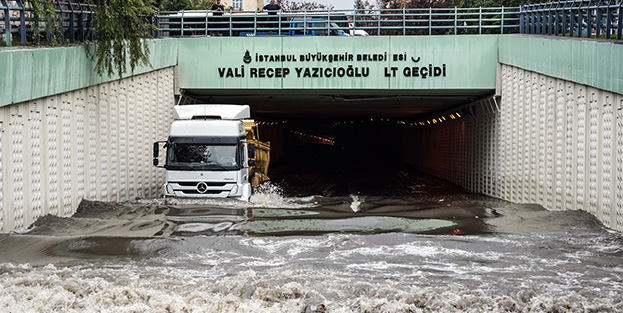 Bahçelievler'de altgeçidi su bastı: Araçlar mahsur kaldı!