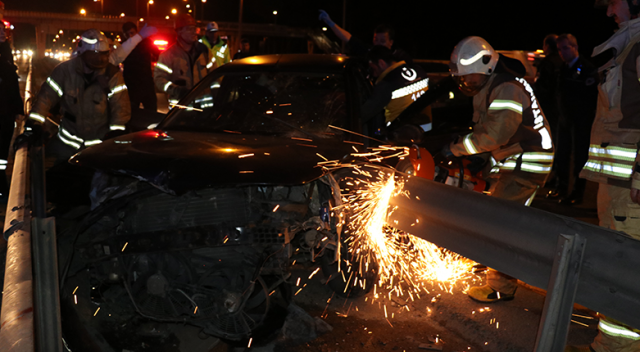 Bahçelievler’de bariyerlere saplanan araçtan sağ çıktı