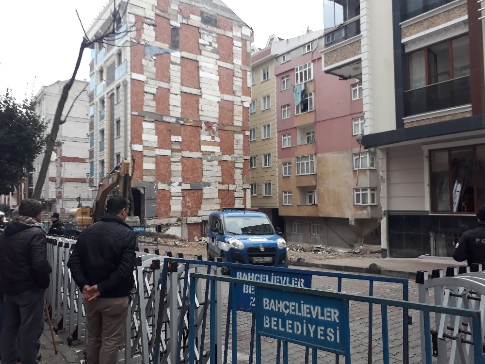 Bahçelievler’de çöken binada tedbir amaçlı bekleyiş sürüyor 