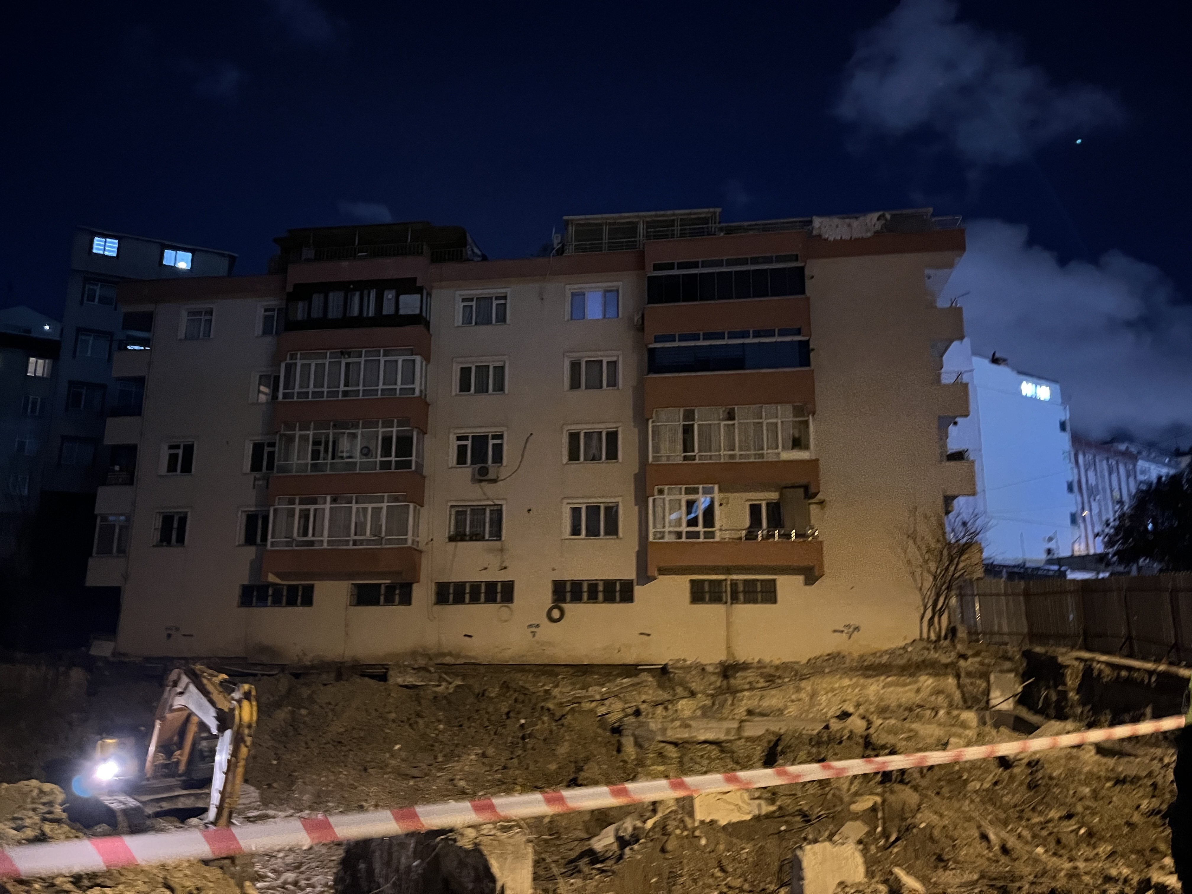 Bahçelievler'de çökme riski bulunan 5 katlı bina tahliye edildi