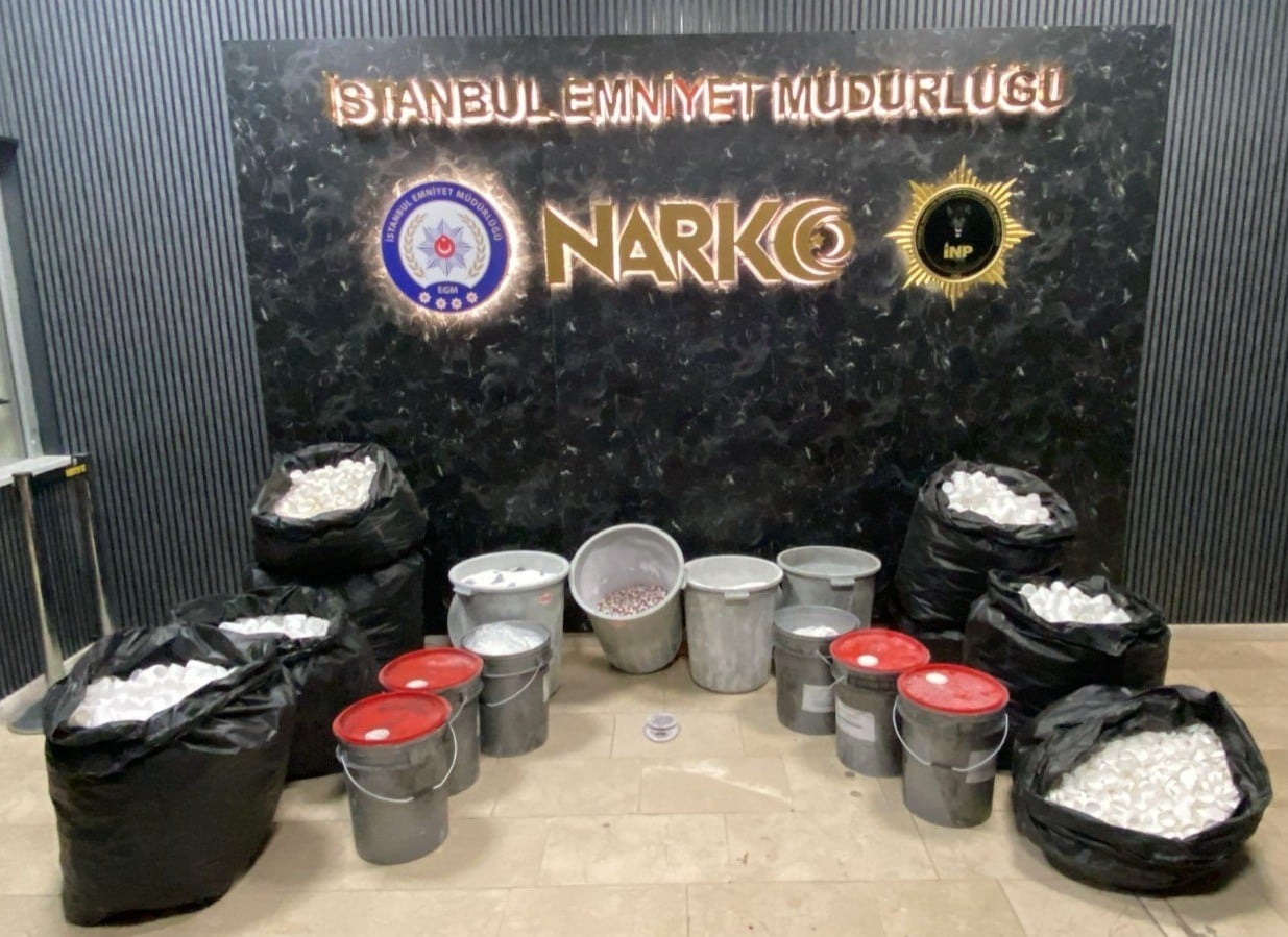 Bahçelievler’de dev uyuşturucu fabrikasına baskın: Yarım milyonu aşkın hap ele geçirildi!