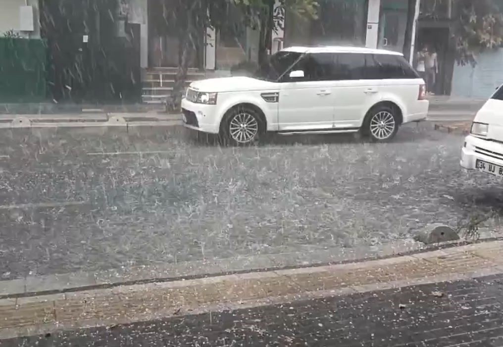 Bahçelievler’de dolu yağdı yollar göle döndü