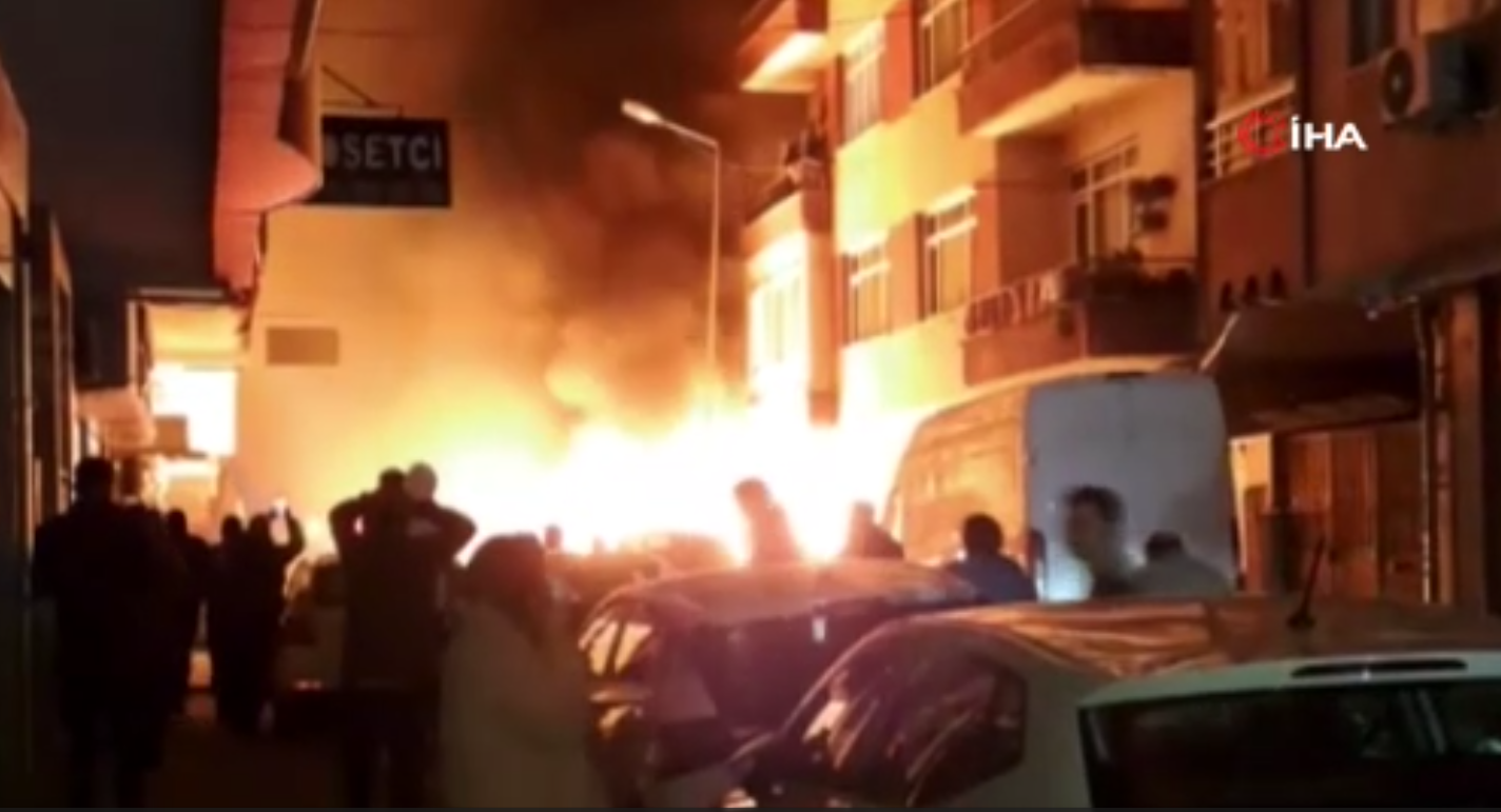 Bahçelievler’de esrarengiz yangın! 5 araç alev topuna döndü