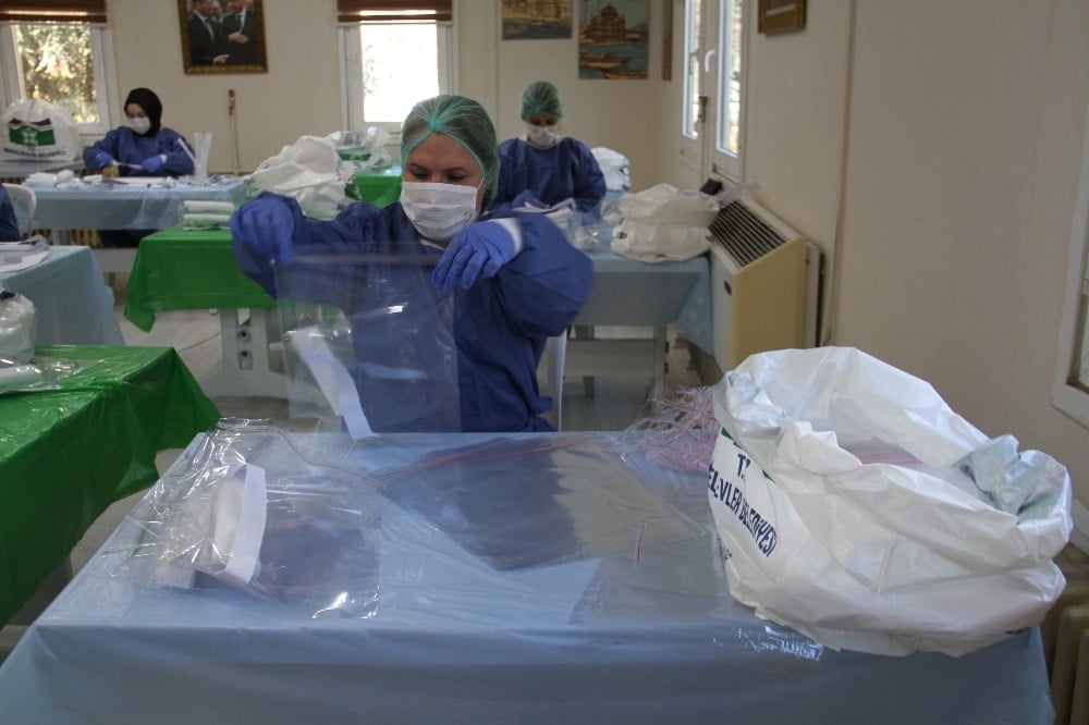 Bahçelievler’de ev kadınları sağlık çalışanları için maske üretimine geçti 