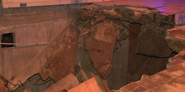 Bahçelievler'de faciadan dönüldü! Kaldırım altındaki kömürlük tavanı çöktü bina boşaltıldı