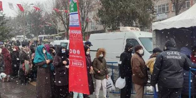Bahçelievler'de hamsi festivali; metrelerce kuyruk oluştu