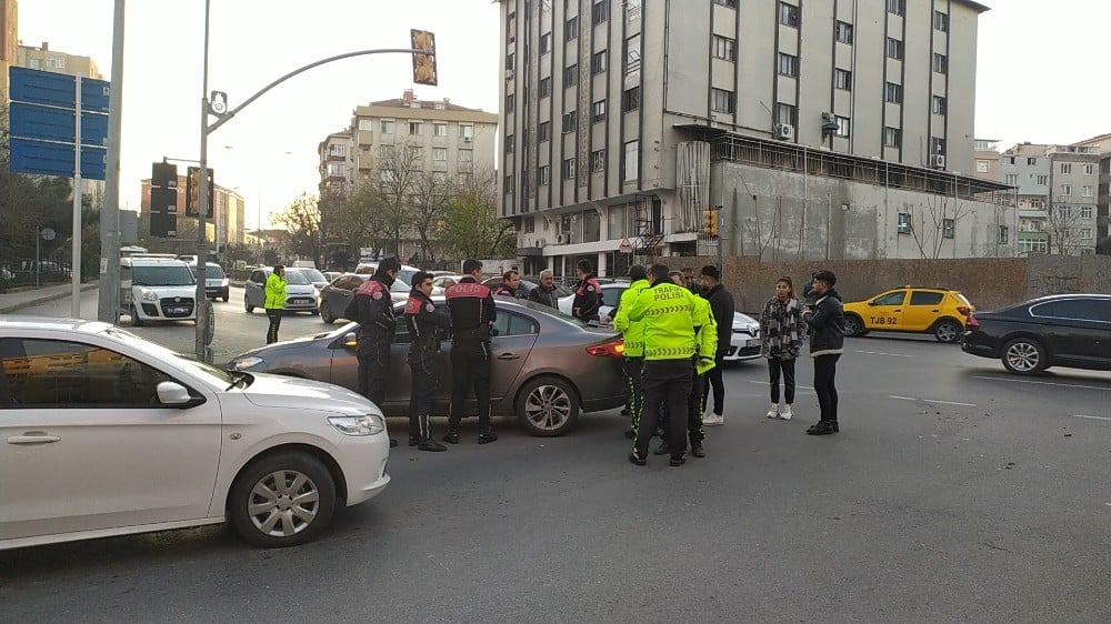 Bahçelievler’de iki otomobilin karıştığı kazada 5 kişi yaralandı 