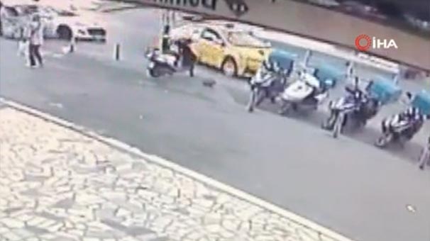 Bahçelievler'de kaza yapan taksi yayaların arasına daldı: 2 kişi yaralı