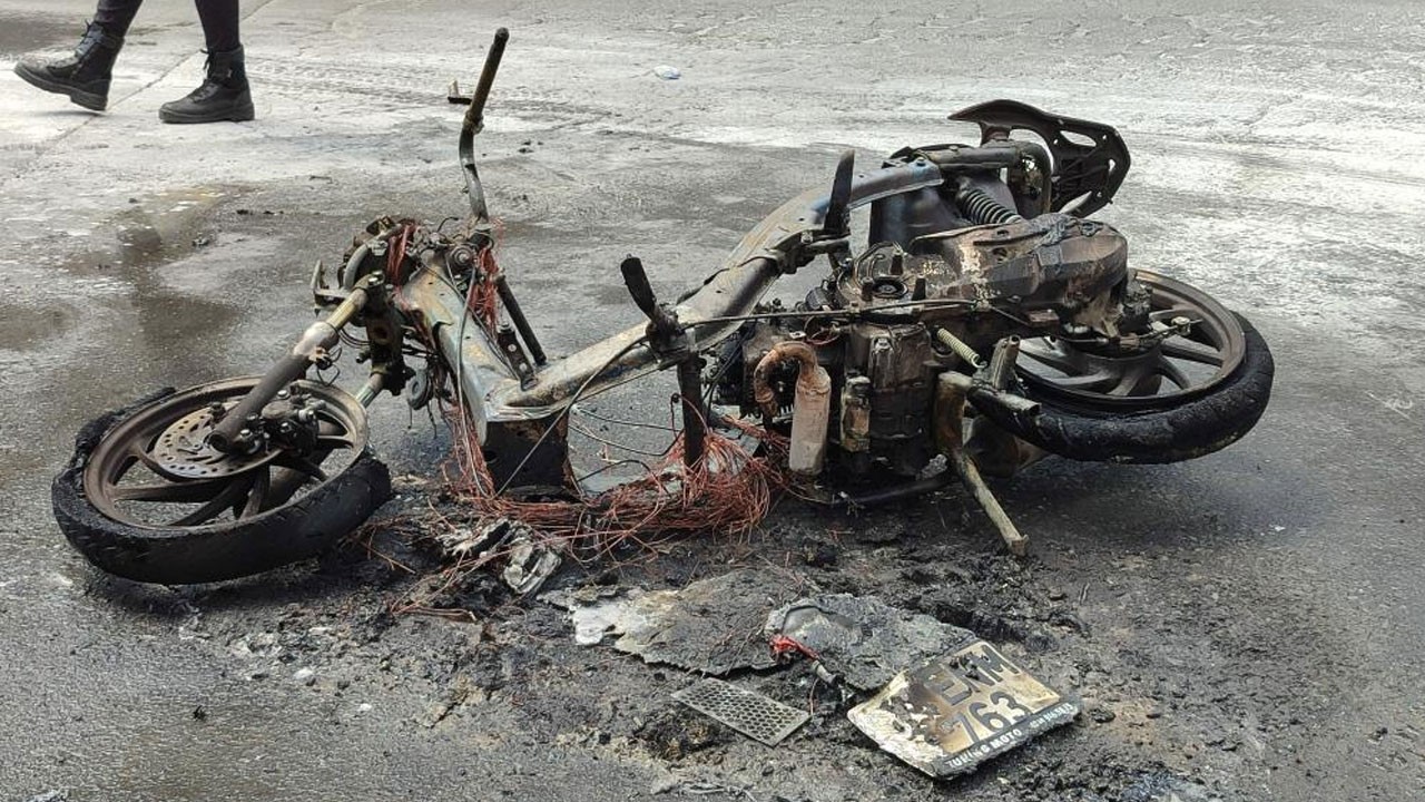 Bahçelievler’de korkutan görüntü! Motosiklet seyir halinde alev aldı