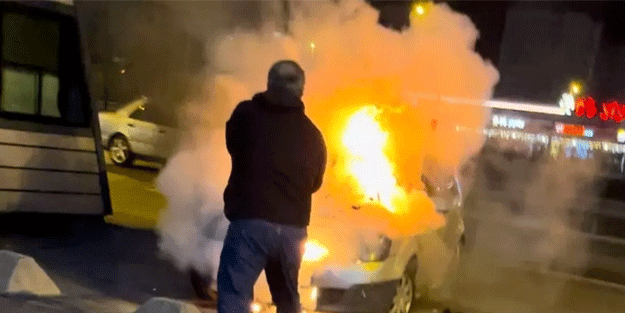 Bahçelievler'de park halindeki araç yandı