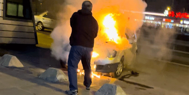 Bahçelievler’de park halindeki otomobil alev alev yandı