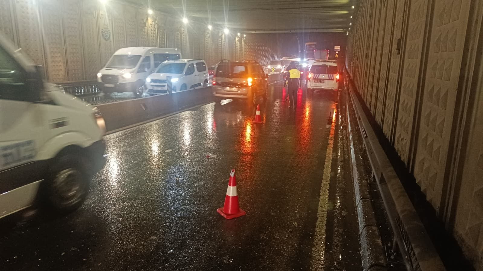 Bahçelievler'de sağanak yağışa karşı kesintisiz mücadele