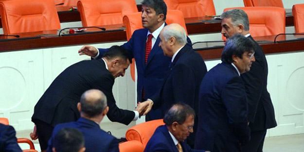 Bahçeli'nin elini öpen İYİ Partili vekil suskunluğunu bozdu