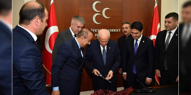 Bahçeli'ye 149 yıllık tabanca hediye edildi