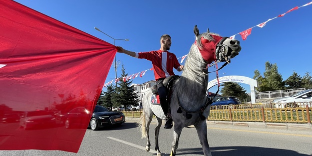 Bahçeli'yi Erzurum'da atlı ciritçiler karşıladı