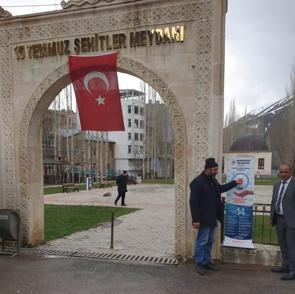 Bahçesaray belediyesinden el dezenfekte istasyonu 