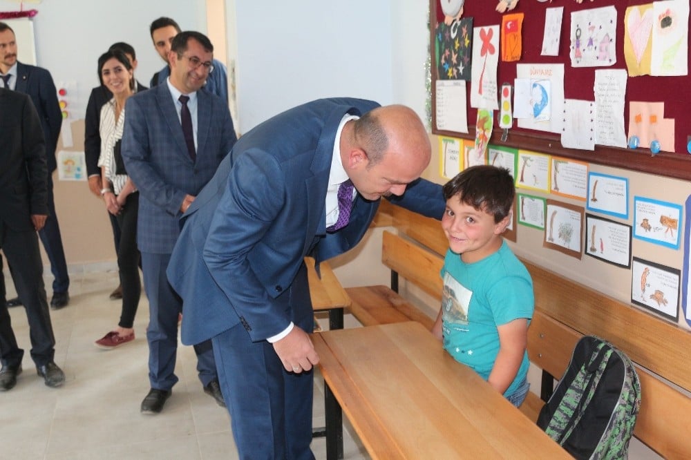 Bahçesaray kaymakamı Öztabak, öğretmen ve öğrencileri ziyaret etti 