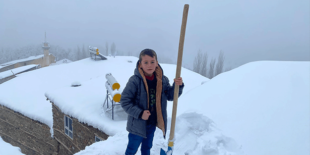 Bahçesaray'da kar etkili oluyor