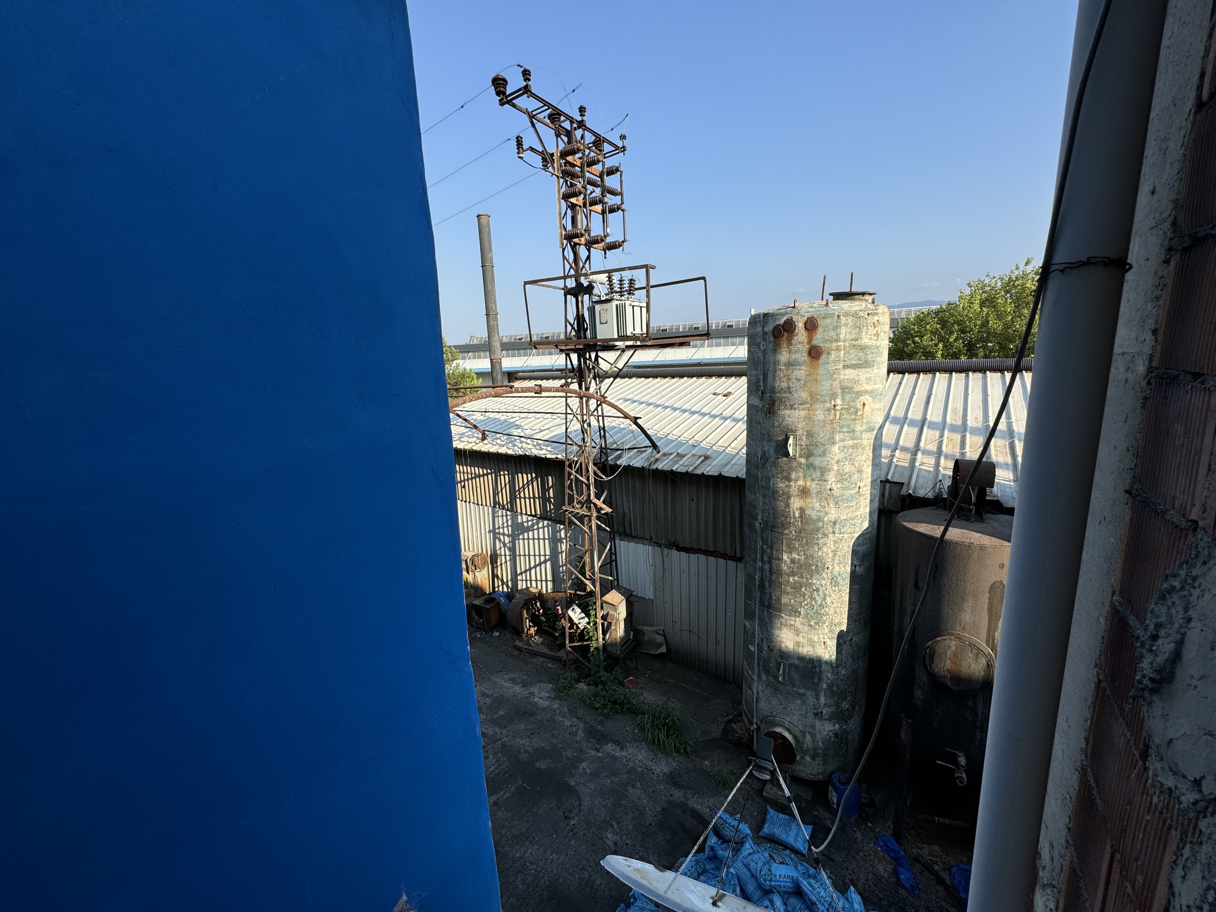 Bahçesinde kedi büyüklüğünde farelerin cirit attığı tesis, yaydığı kokuyla mahalleliyi bezdirdi