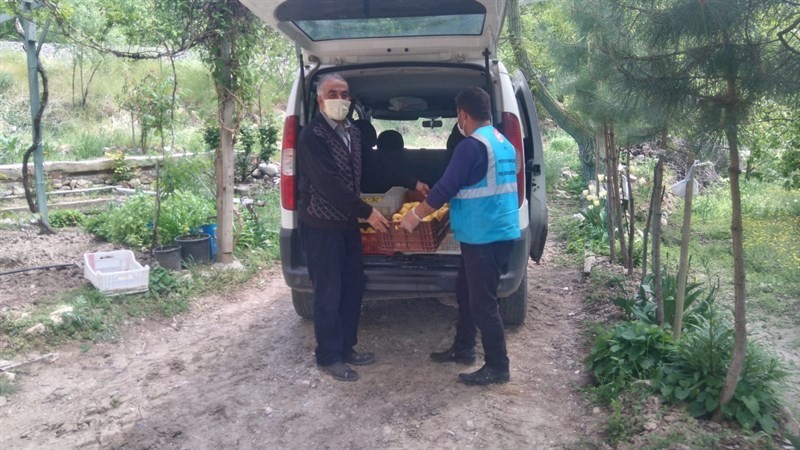 Bahçesinde yetiştirdiği elmaları kampanyaya bağışladı 