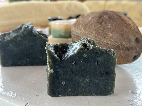 Bahçesinde yetiştiriyor! Bu sabun sivilce lekelerini yok ediyor