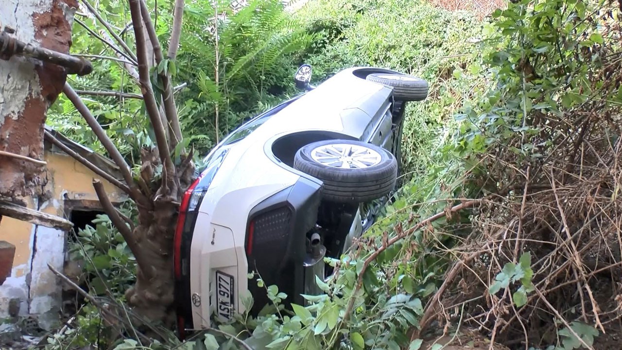 Bahçeye uçan cipten burnu kanamadan çıktı!