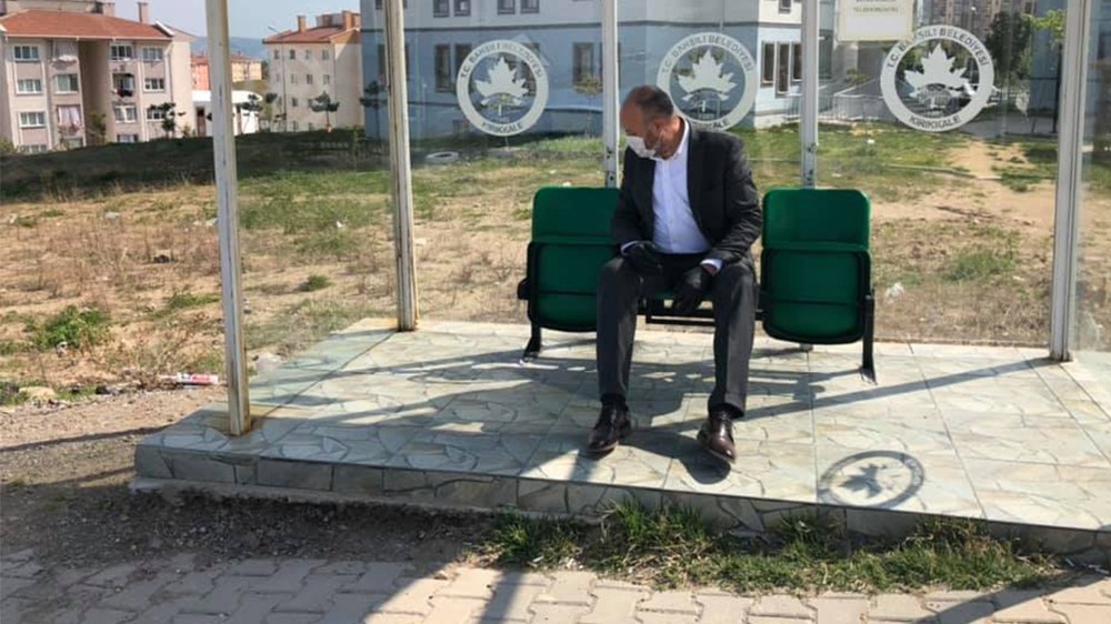 Bahşılı’da durak koltukları yenilendi 