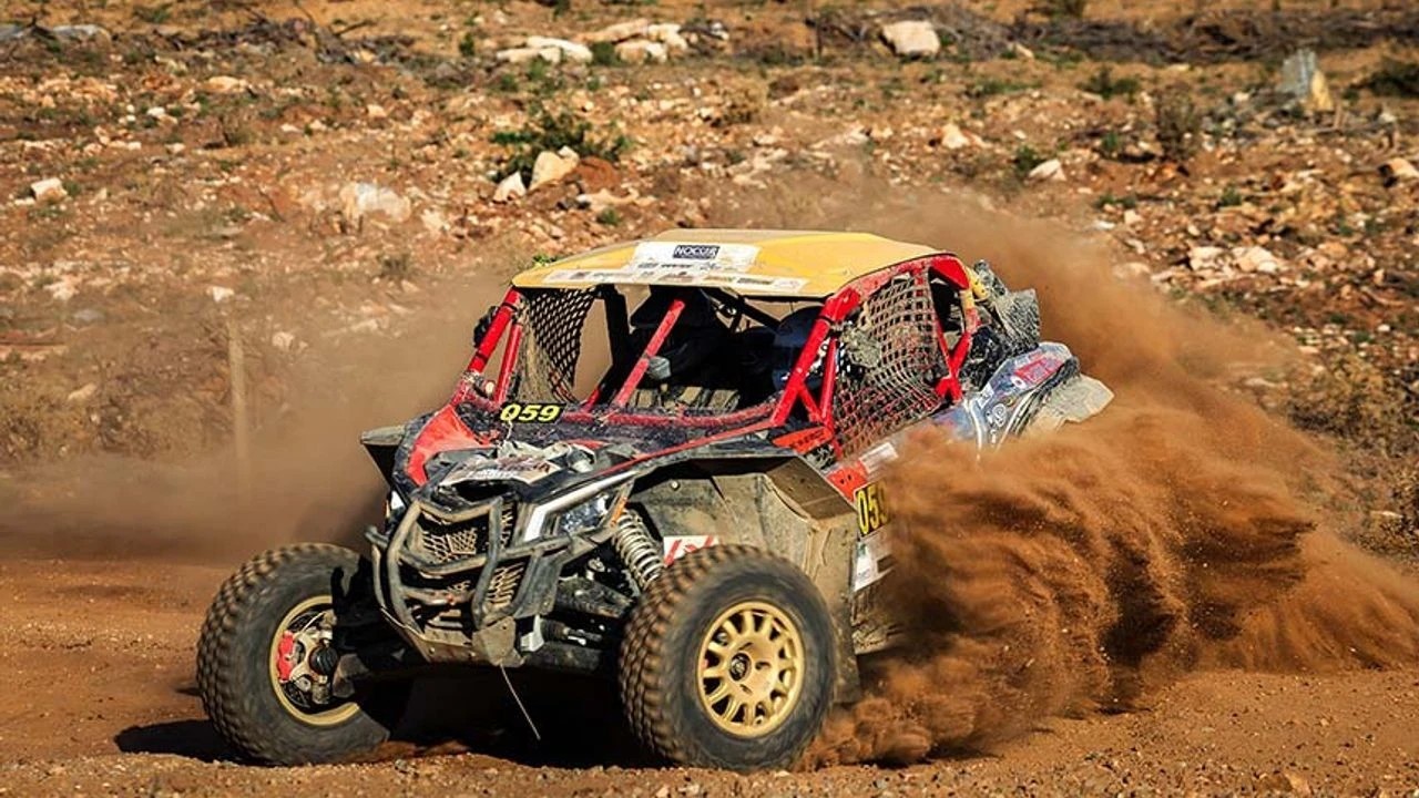Baja yarışında ralli aracıyla sivil araç burun buruna: Pilotlar facianın eşiğinden döndü
