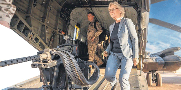 Bak sen şu Alman bakanın yaptığına! Oğlunu askeri helikopterle tatile götürdü