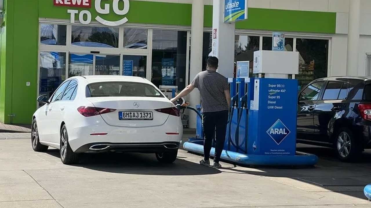 Bak sen şu işe! Avrupalılar, ucuz akaryakıt almak için istasyon istasyon geziyor