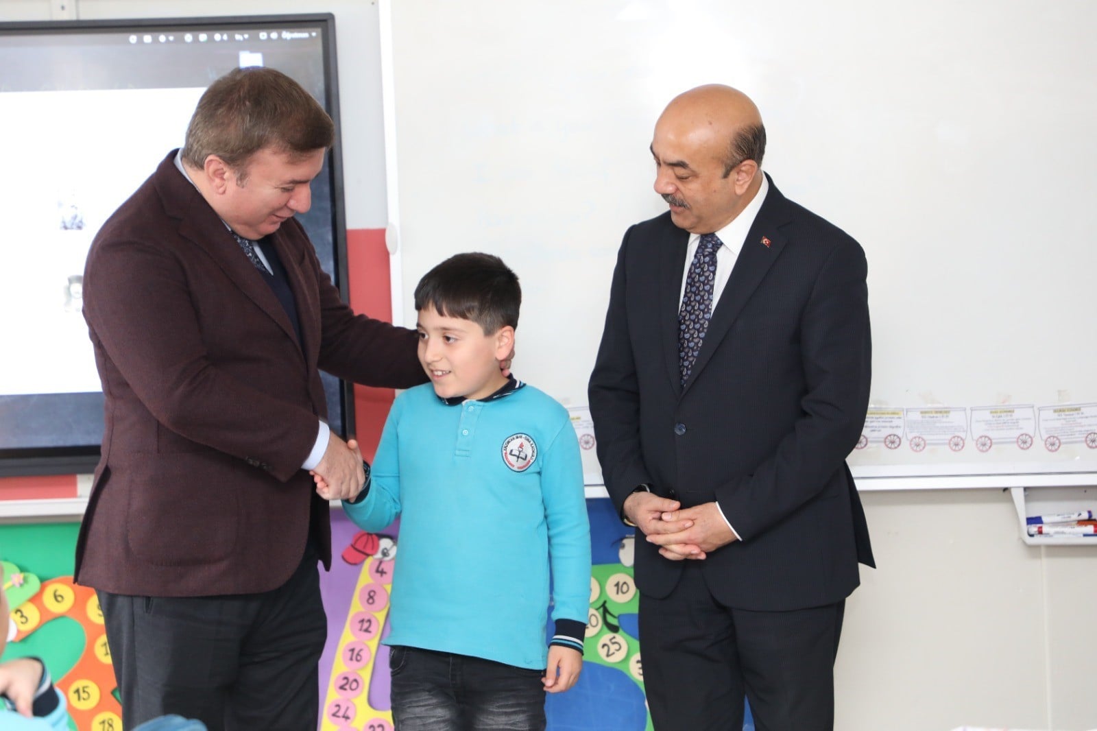 Bak sen şu işe! Sınıf başkanlığına aday olan öğrenci seçim vaadiyle şaşırttı!