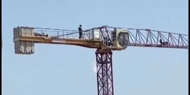Bak sen şu vinç operatörünün yaptığına! Vinci kıbleye çevirdi ve…