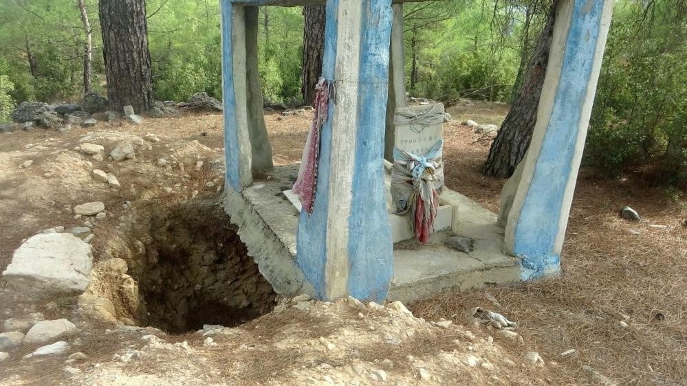 Bak şu define avcılarının yaptığına! 300 yıllık türbeyi kaçak kazıyla delik deşik ettiler