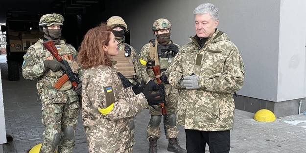 Asker montunu giydin de o tayt ne Nagehan?