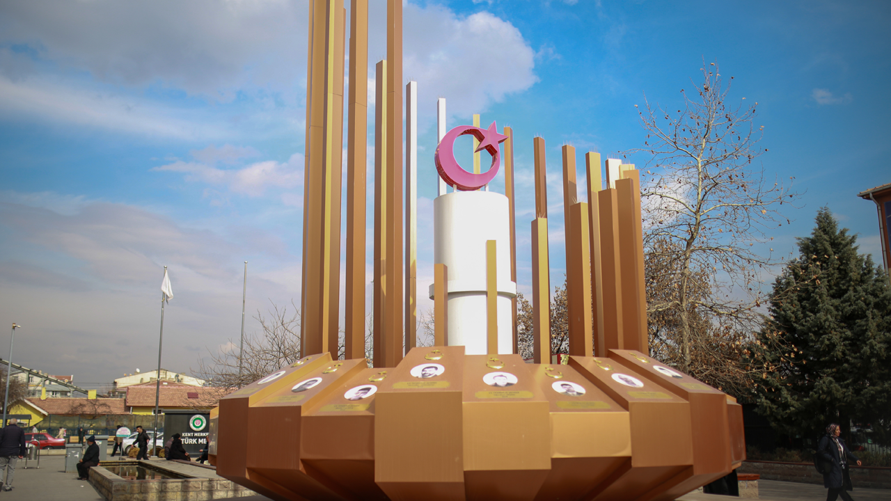 Bakalım İstiklal Marşı'na ne zaman dil uzatacaklar! CHP’li Belediye 15 Temmuz Şehitler Anıtı’nı yıkacak!