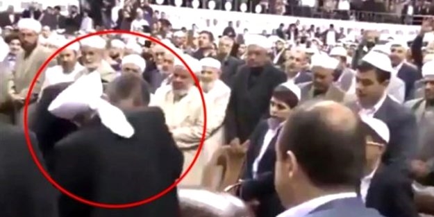 Bakan Gül'den 'tarikat liderinin elini öptüğü' görüntüye ilişkin açıklama!