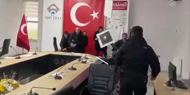 Bakan Adil Karaismailoğlu depreme toplantıda yakalandı