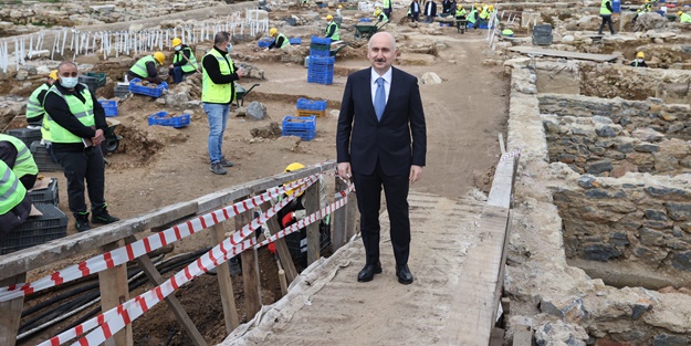 Bakan Adil Karaismailoğlu tarihi Haydarpaşa Garı'ndaki çalışmaları inceledi
