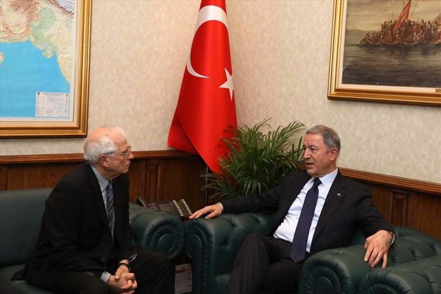 Bakan Akar AB Komisyonu Başkan Yardımcısıyla bir araya geldi 