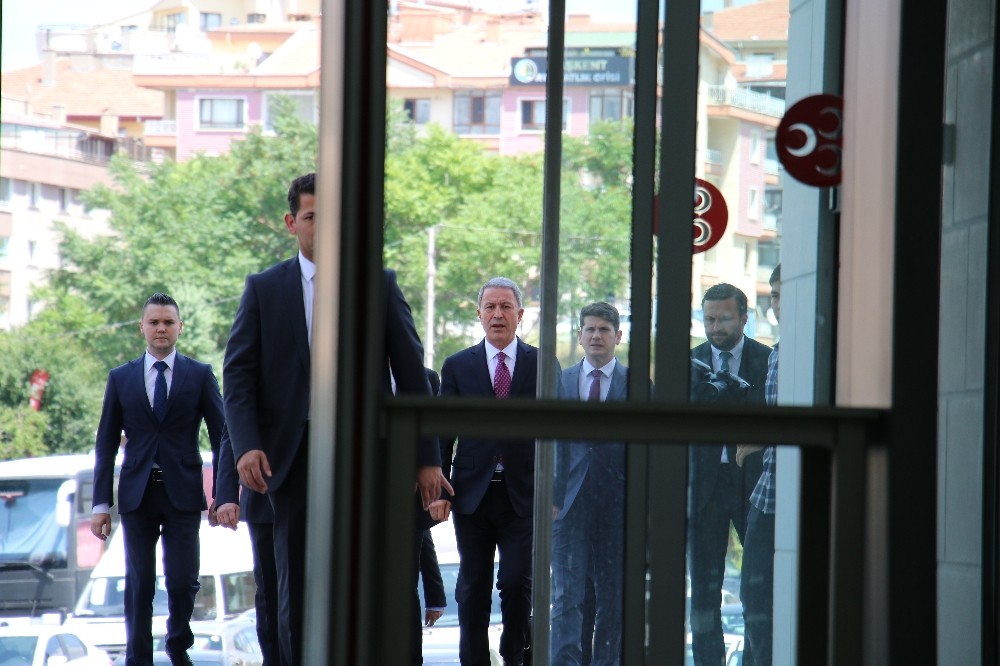 Bakan Akar, Bahçeli ile görüşmek için MHP’de 