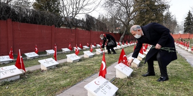 Bakan Akar, Bükreş Türk Şehitliği'ni ziyaret etti