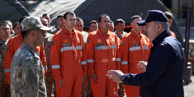 Bakan Akar, depremin etkilediği Antakya'da