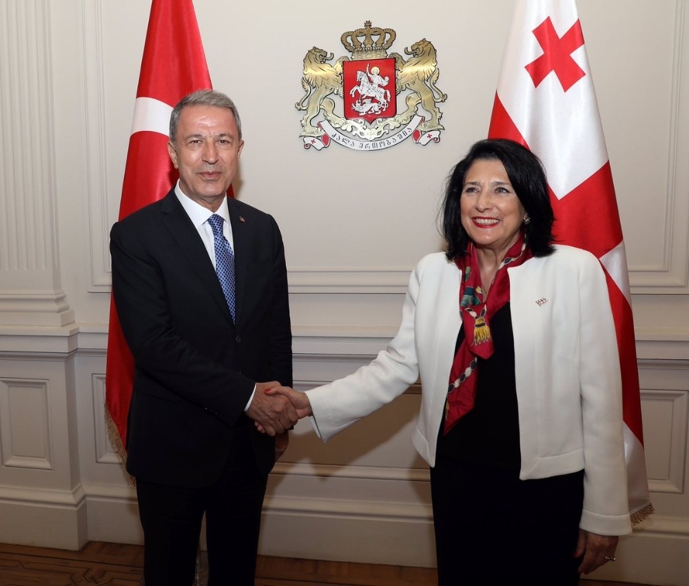 Bakan Akar, Gürcistan Devlet Başkanı Zurabişvili ile bir araya geldi 