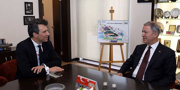 Bakan Akar, "IDEF'19"da görüşmeler yaptı!