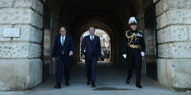 Bakan Akar, İngiltere Savunma Bakanı ile görüştü