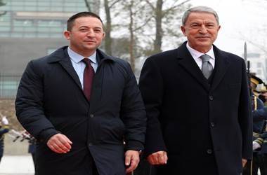 Bakan Akar Kosovalı mevkidaşı ile görüştü